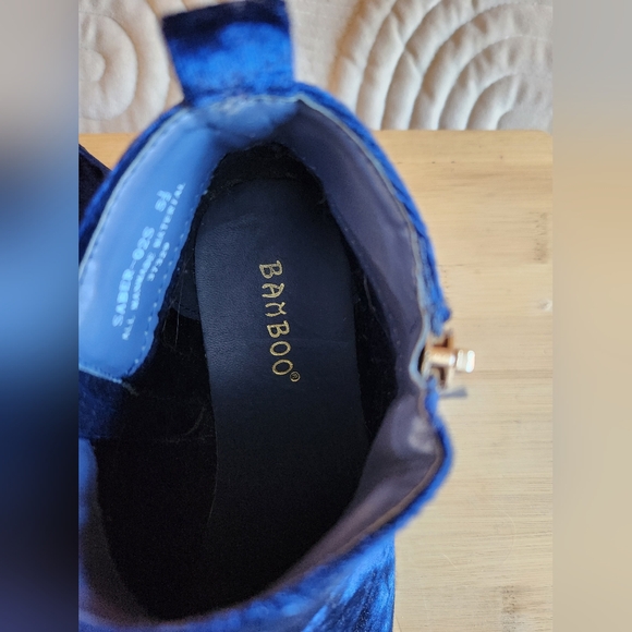 Bamboo size 5.5 velvet boots with gold zippers - Picture 2 of 5